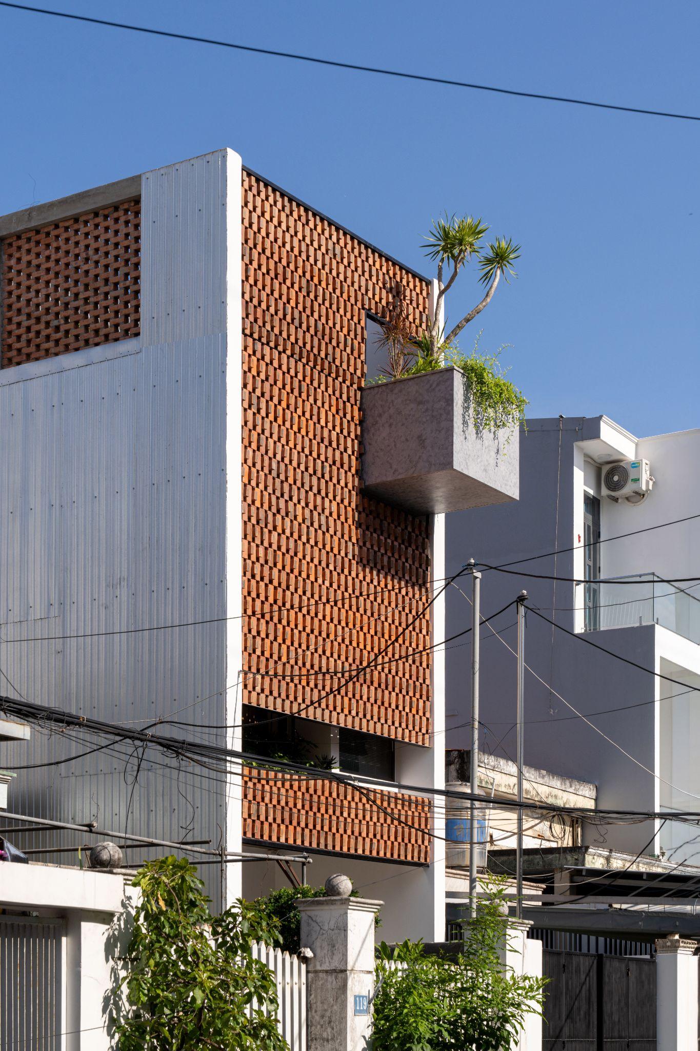 TN House: Khoảng thở xanh giữa lòng Đà Nẵng | Born Architects + 24 Architects